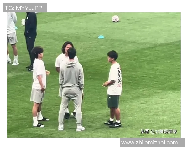 足球明星偶遇小朋友踢球现场温馨瞬间感动无数球迷与孩子们的梦想交汇